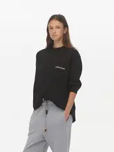 ゆったりとしたデザインのゴシックスタイルロゴプリント長袖Tシャツ【秋冬向け・落肩デザイン】（セットアップ対応）