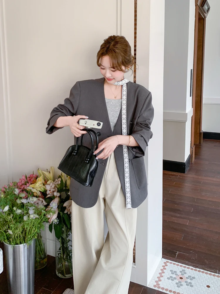 春の通勤スタイルに悩むなら、このグレーのブレザーが救う理由は？