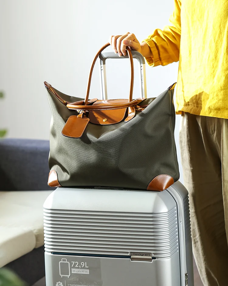 2泊旅行用大容量レディーストートバッグ：しわなしナイロンとオイルワックスレザーの実用性