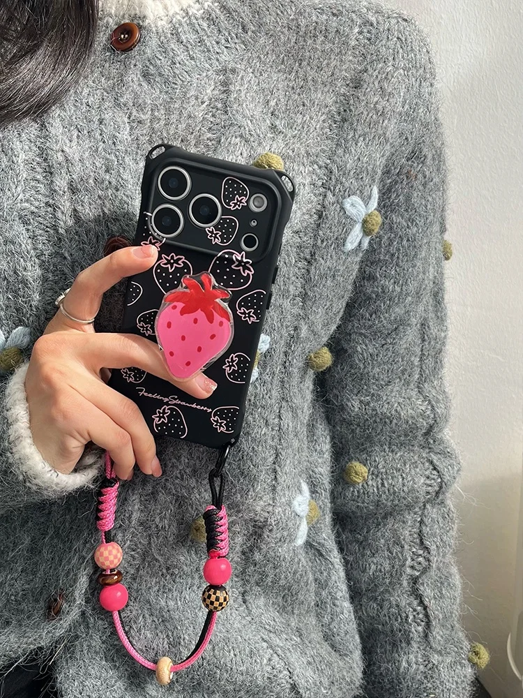 スマホケース ショルダー 全機種対応 どうやって選ぶか？ストロベリーデザインが通勤に合う理由とは