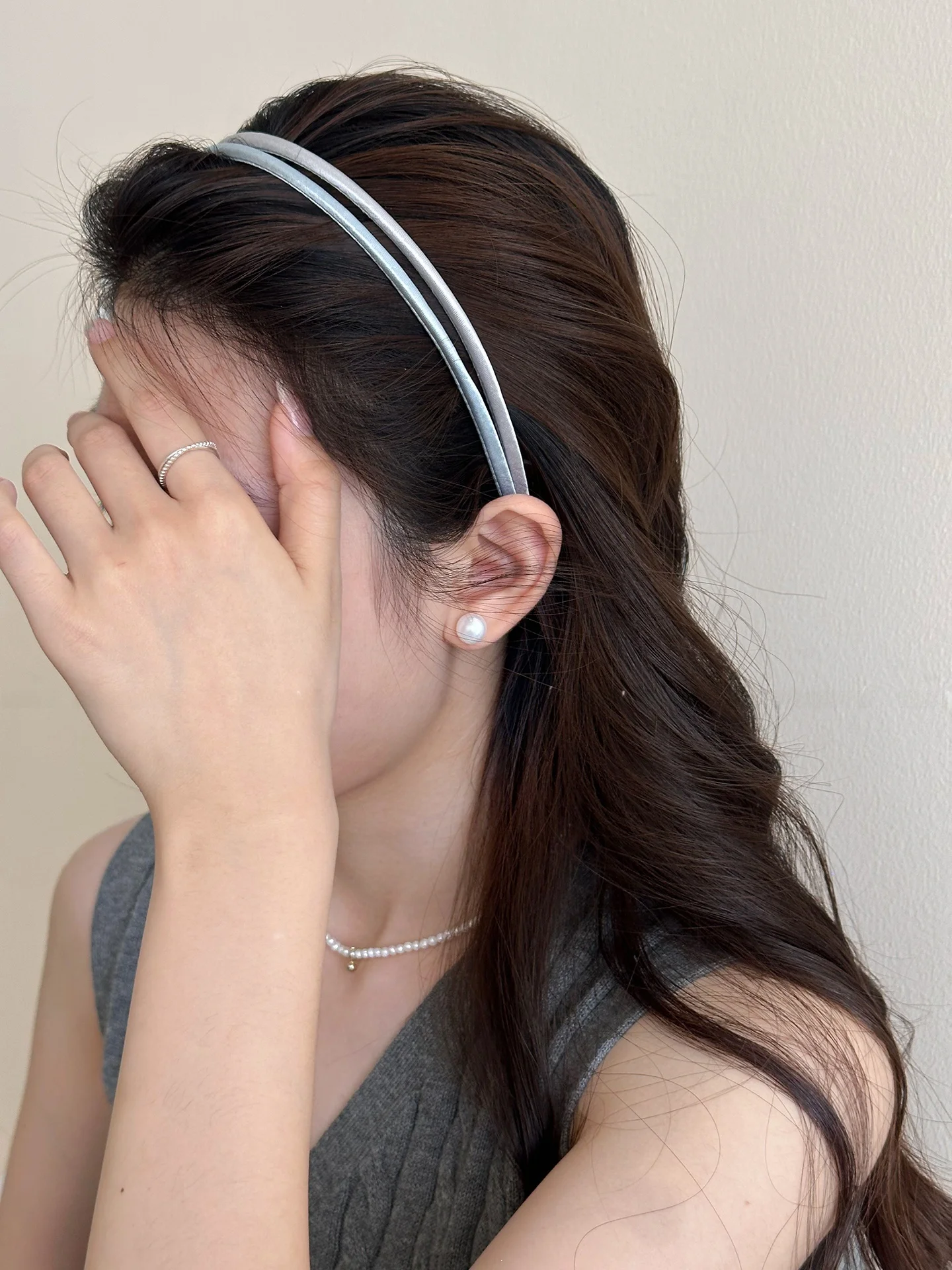 高い頭部にフィットする細いヘアバンド：ストレートヘアのおしゃれに不可欠なアイテム