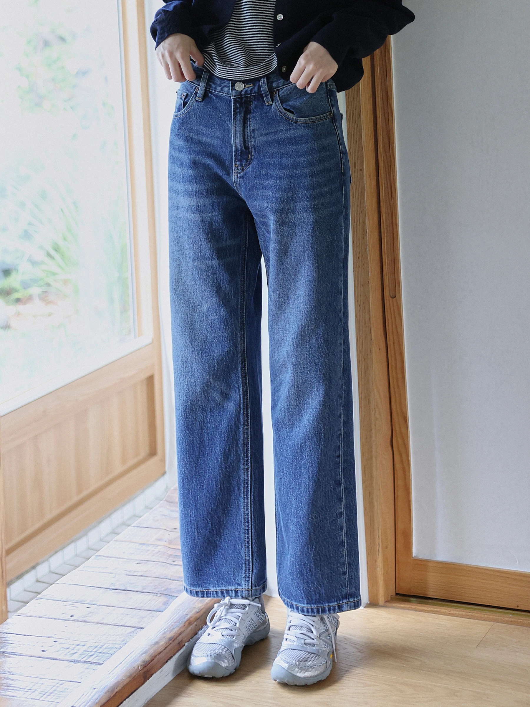 高ウエストストレートデニムパンツ：40代女性の日常使いに最適なデザインとフィット感