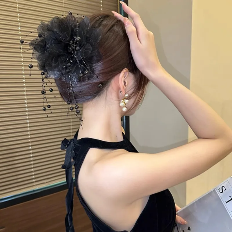 牡丹花デザインの羽毛フリンジヘアクリップ：お祭り・文化祭・お呼ばれに最適な高級感後頭部用アイテム