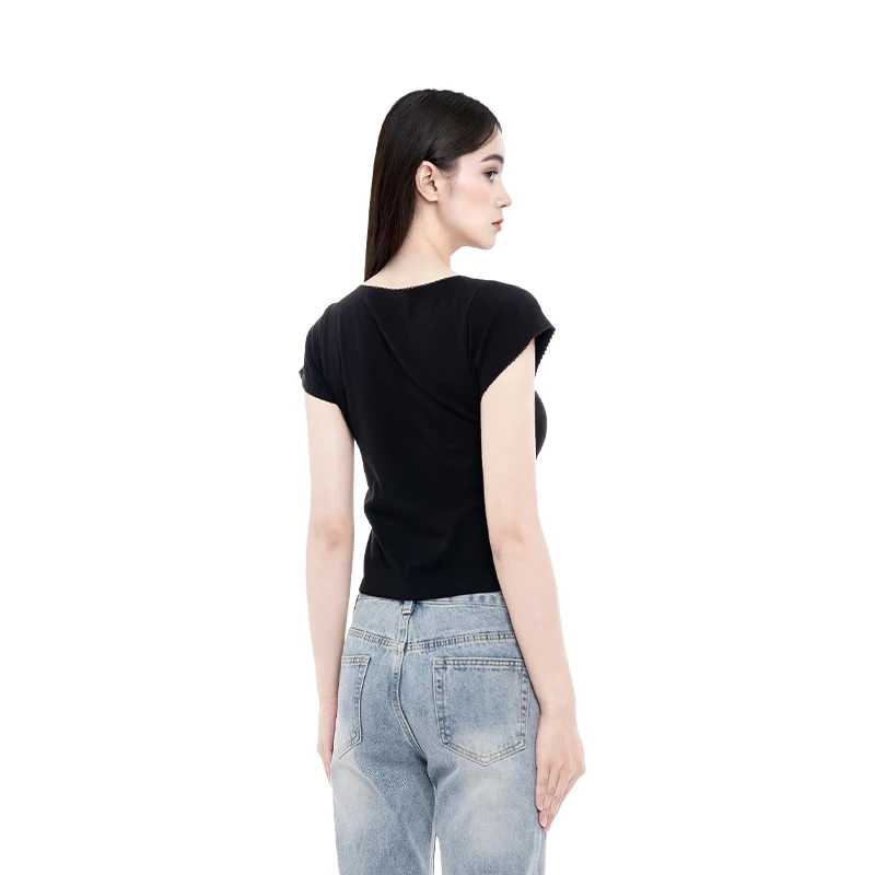 フラワーレースデザインの短袖Tシャツ：20代女性の日常ファッションに最適なトレンドアイテム