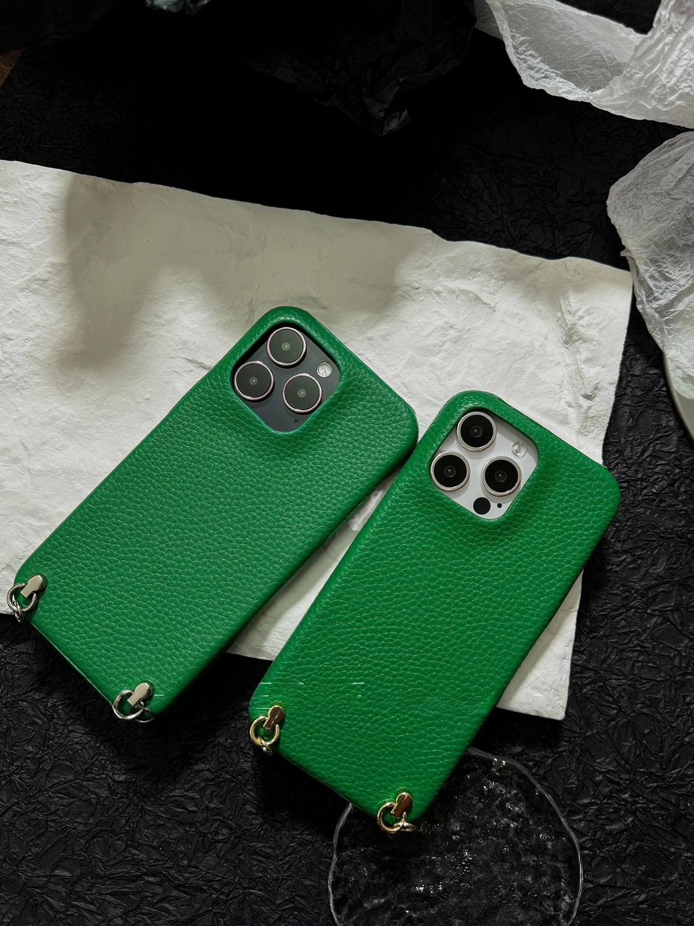 革スマホカバーは本当に丈夫なのか？エメラルドグリーンiPhone16ProMax用レトロ風ハードケースの実際の耐久性を検証