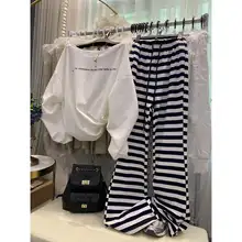 オフショルダーデザインのトレンドスウェットシャツ【英字プリント・ドローストリング・カジュアル】とストライプフレアパンツ（セットアップ対応）