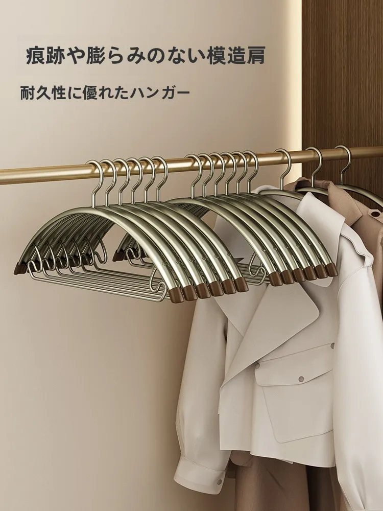 Tシャツをハンガーにかける正しい方法は？無痕デザインの衣類ハンガーが解決する3 つの悩み