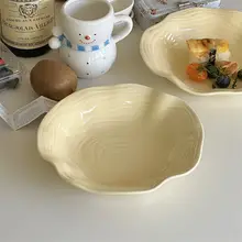 洗練されたデザイン！立体浮彫りのフランス風陶器深皿【乳黄色・フリルエッジ・サラダやパスタ用】