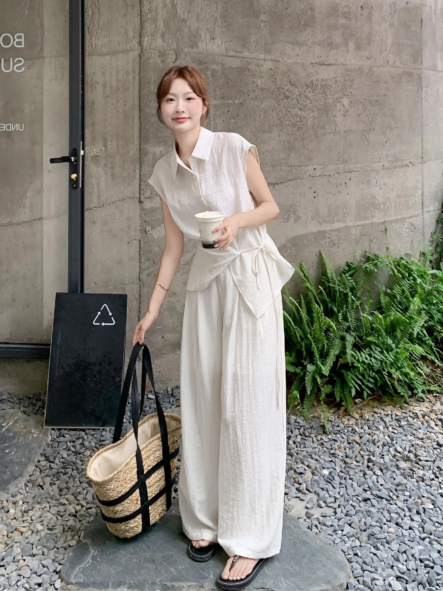 ベージュパンツと白シャツの組み合わせで失敗しない着こなしは？