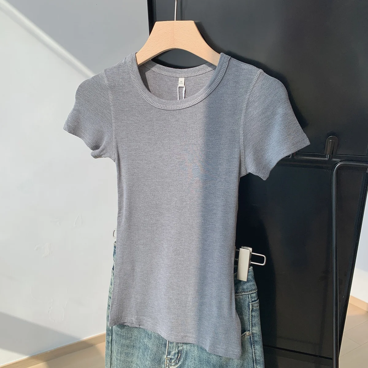 白色デザインの無地ショートスリーブTシャツ：通勤風の修身型で夏を快適に