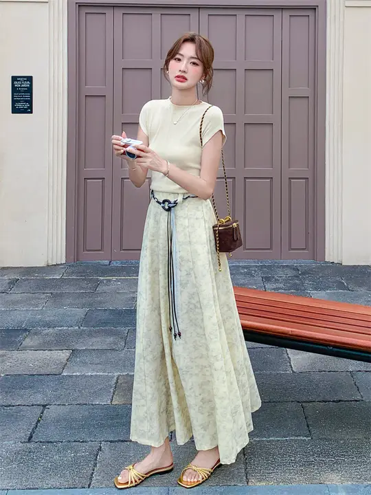 軽やかなニット半袖フラワープリントスカート【春夏用・エレガントデザイン・大人向け】（セットアップ対応）