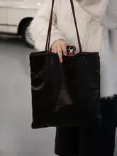 幾何学模様の刺繍が施されたトートバッグ【大容量・キャンバス素材・女性向けギフト】