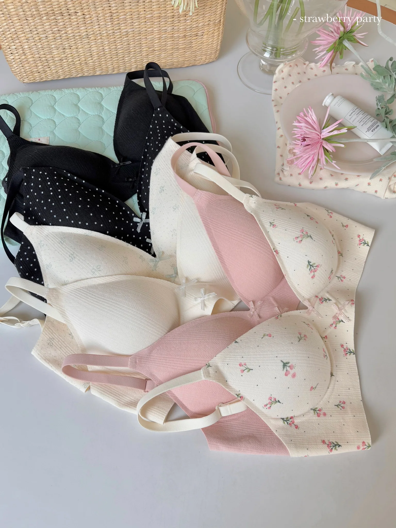 フラワープリント ブラレットブラジャー：甘いデザインと快適着用感を実現