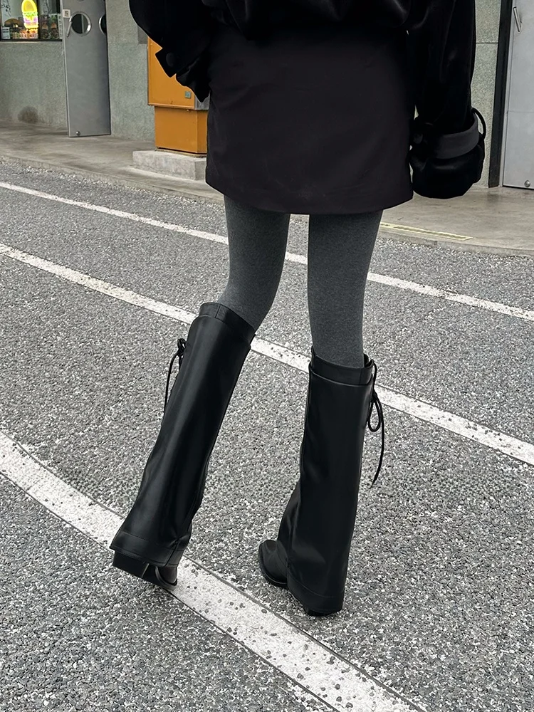 秋冬用ハイカットレースアップブーツ：ファッションと機能性を両立したネイティブデザイン