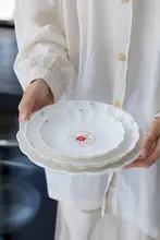 手描きの菊花模様入り陶製プレート【高級感ある釉下彩・丸型・家庭用】
