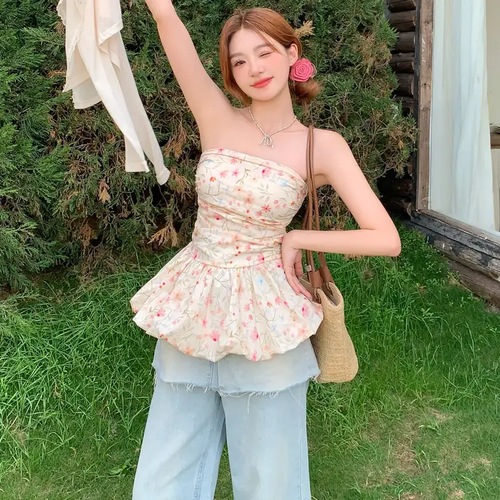 花柄フリル付きベアトップブラウス【夏用・フィット感・甘美なデザイン】