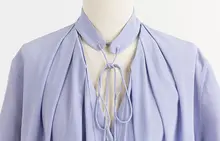 美しいデザインのシルク生地Vネックシャツ【系紐付き・ドレープのあるデザイン】