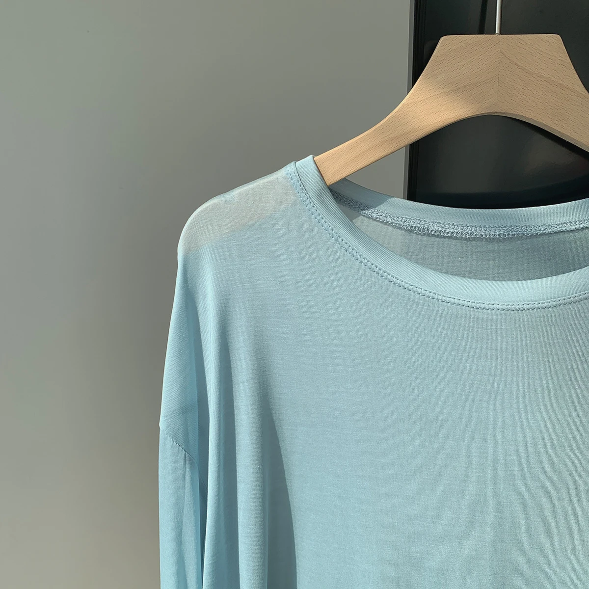 白Tシャツが透ける原因を防ぐための長袖微透防止Tシャツガイド