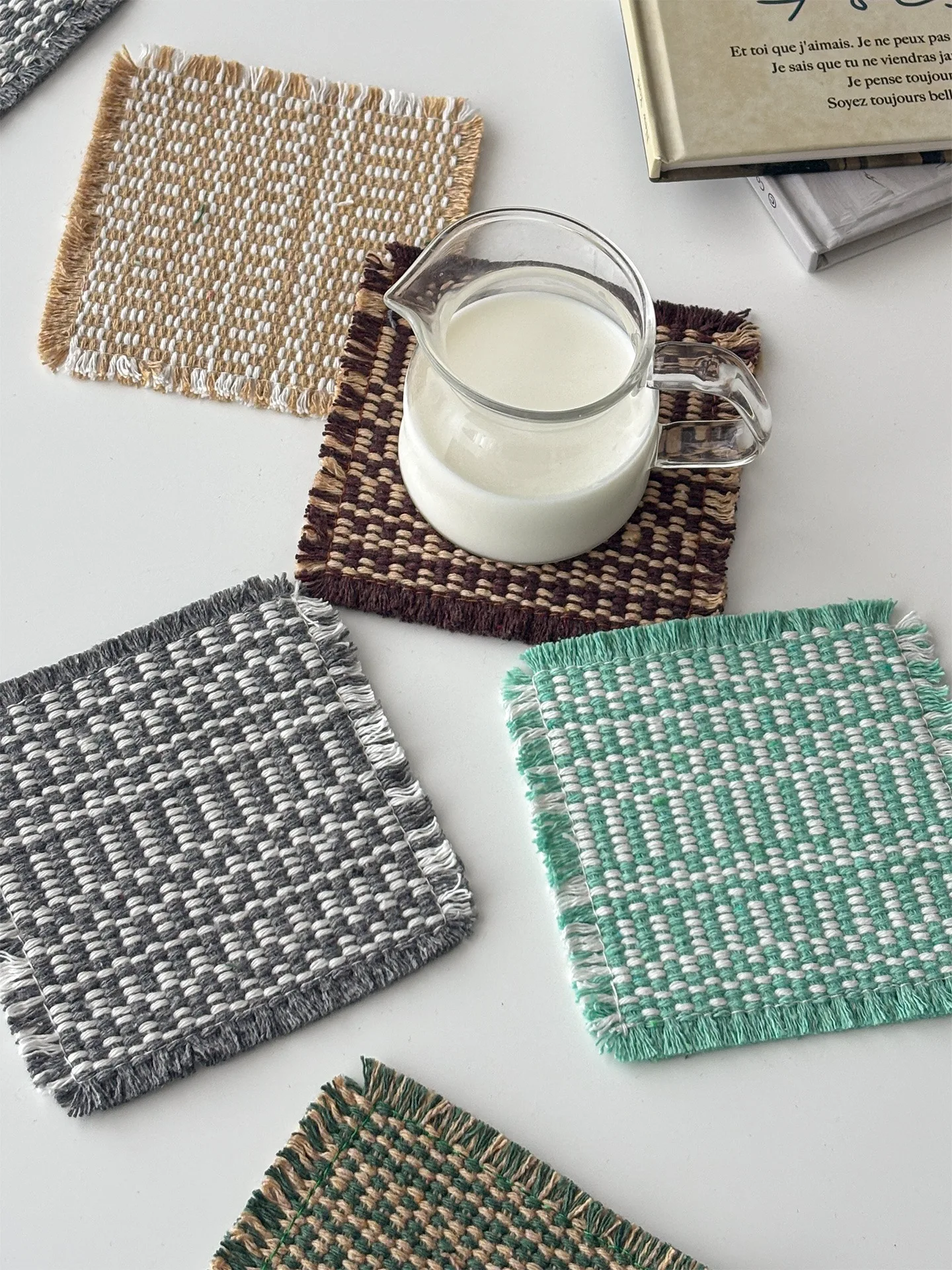 アンティーク風布製コースター：四角形のテーブルマットとしての実用性とデザインのバランス