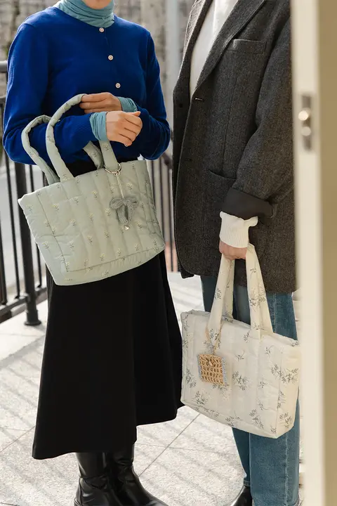 大容量のフラワープリント肩掛けバッグ【カジュアル・通勤用】（セットアップ対応）