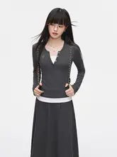 シンプルな二重襟デザインの長袖トップスとスカート秋用セットアップ対応