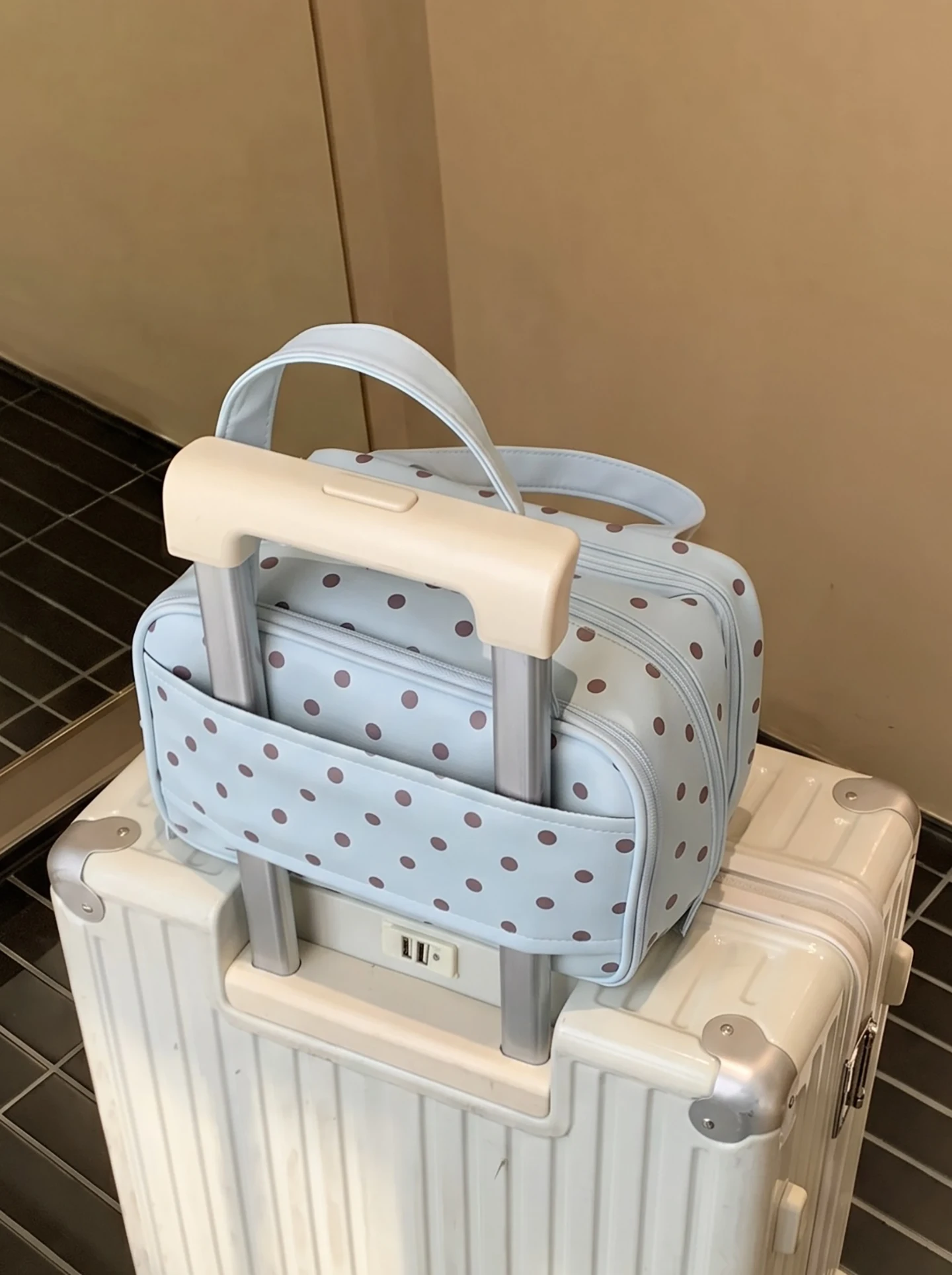 薄型ポータブル化粧ポーチ：旅行用手提げ収納の実用性と機能性を徹底解説