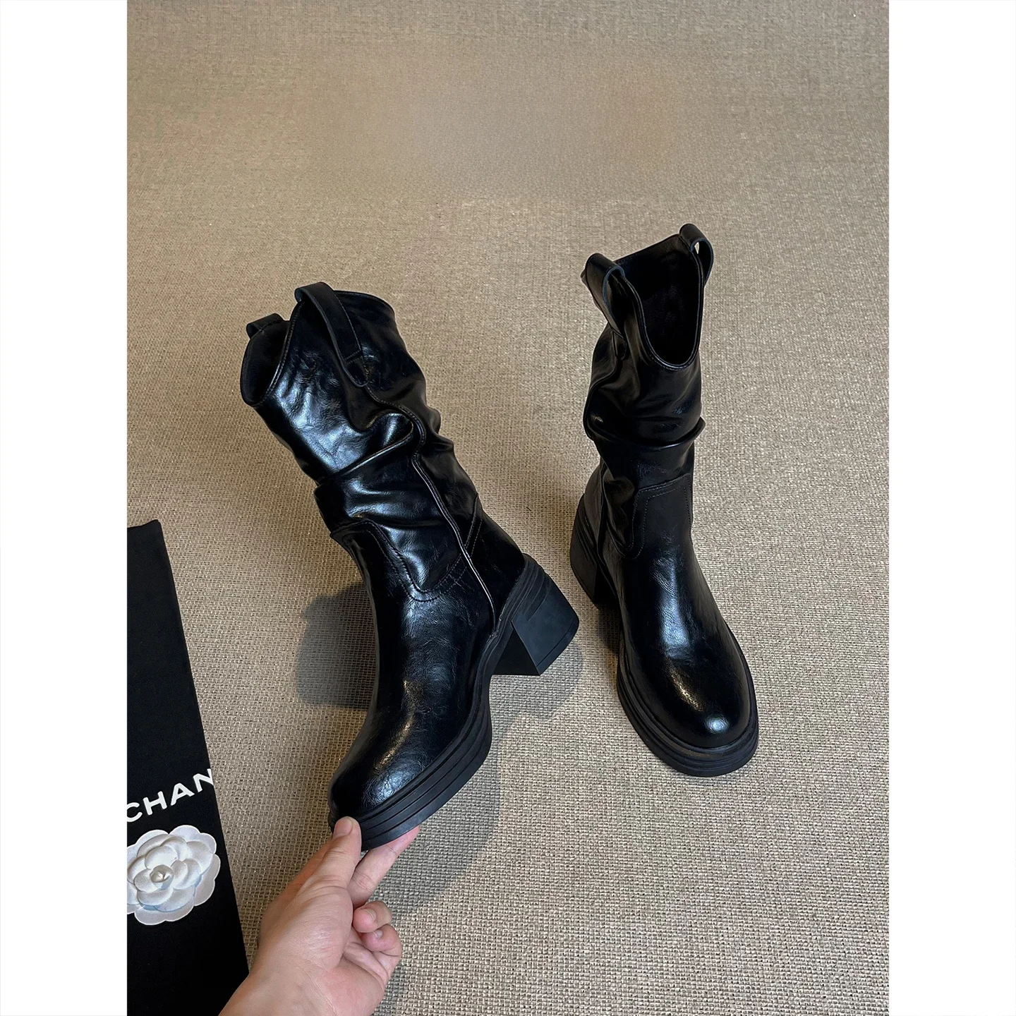 奥雅妃 靴下：复古风短筒高跟厚底设计的实用指南