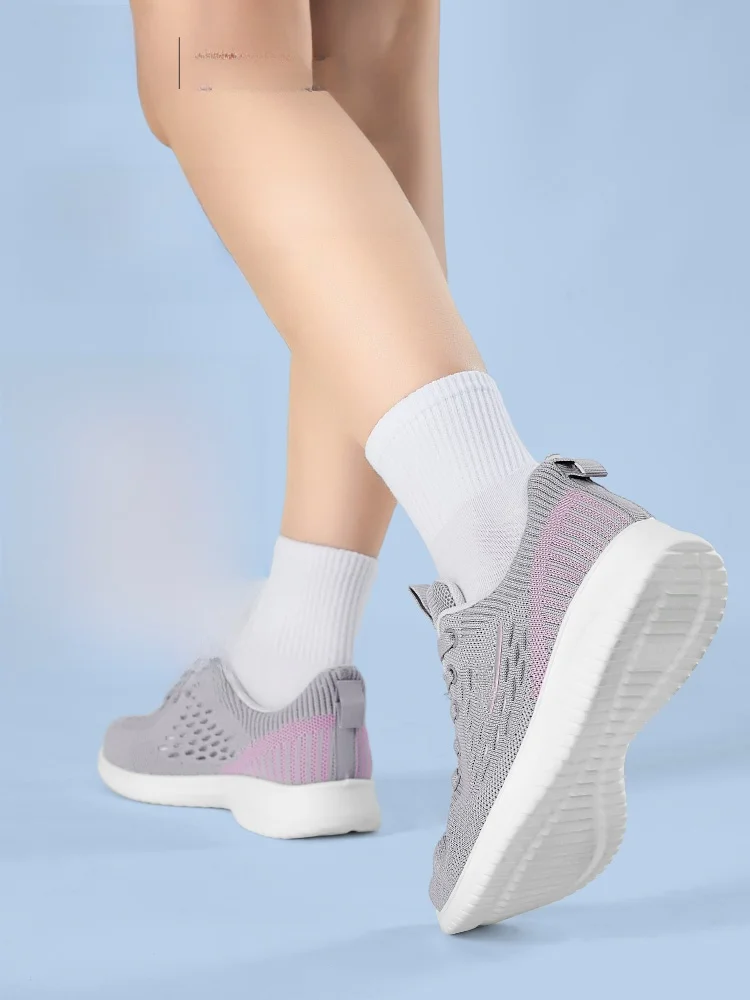 女性用ソフトソールスポーツシューズ：中高年向け通気性メッシュモデルの実用性と使い分け