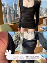 黒いツイストデザイン長袖Tシャツとショートパンツのカジュアルコーディネート（セットアップ対応）