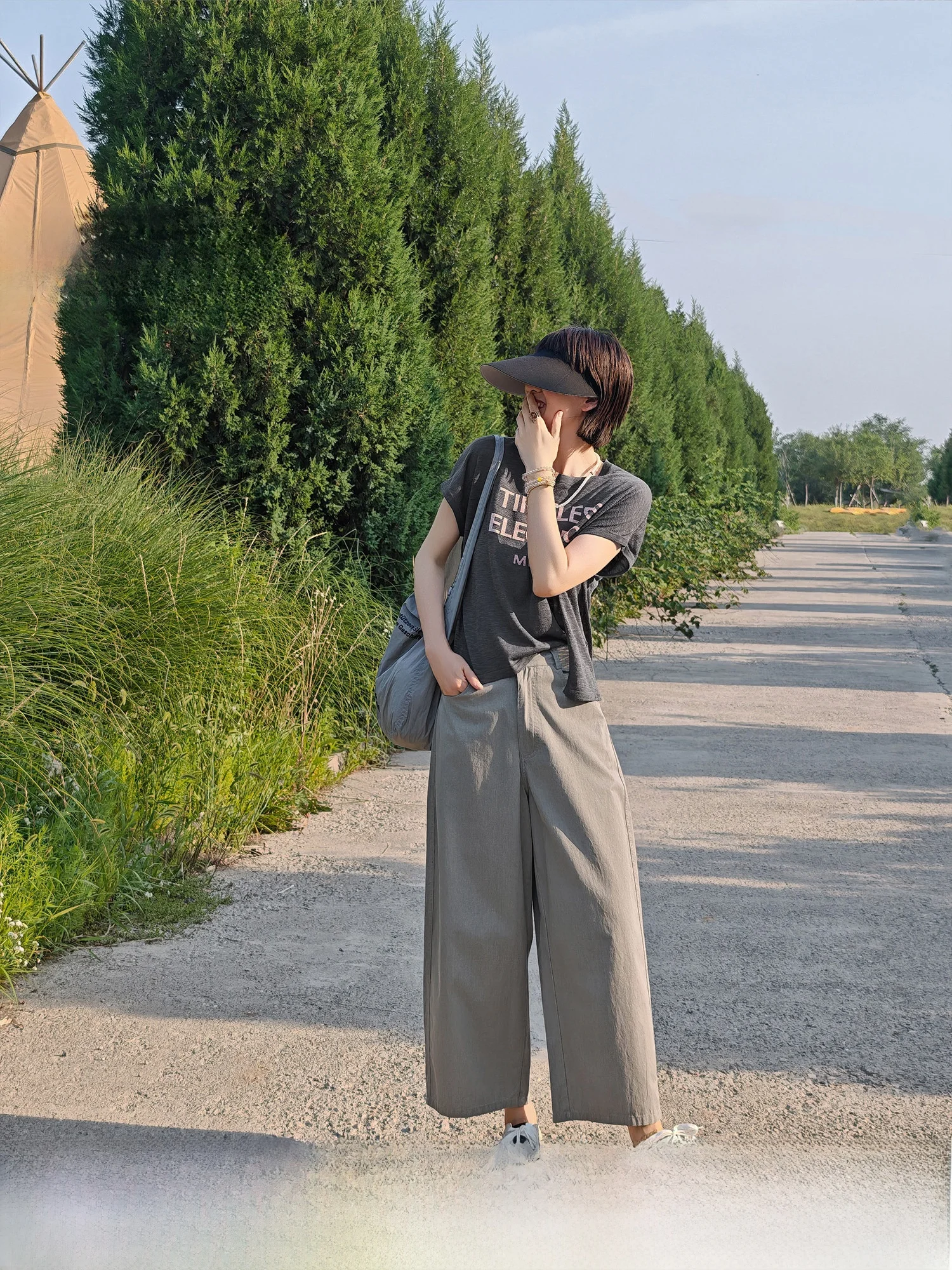 軽やかなコットン素材のワイドレッグデニムパンツ【女性用・バルーンシルエット・夏向け】