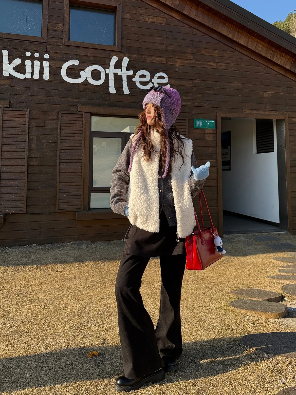 黒パンツ レディース きれいめ どう着る？美脚を演出する微ベルボトムのリアルな使い方