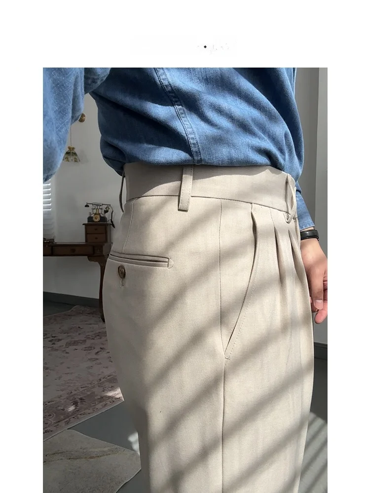 カーキパンツをどう選ぶ？通勤からレジャーまで使える「ノーアイロン」スタイルの選び方