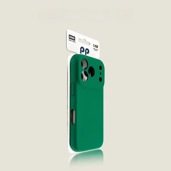 iPhone17用 スマホケース【緑の革風・穴あけ不要・シンプルデザイン・高級感】