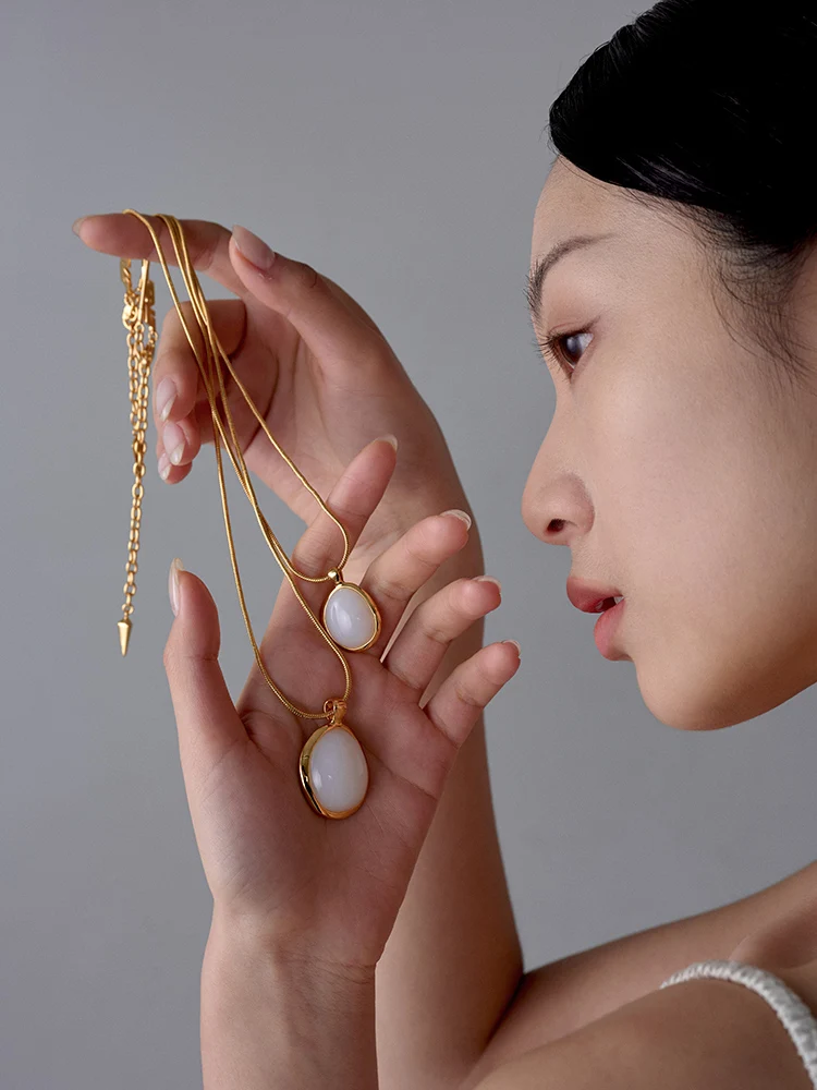 18金ネックレス 安い ブランド おすすめ：白玉製の小ぶりネックレス【高級感漂うゴールド・重ね付け可・中華風レトロデザイン】