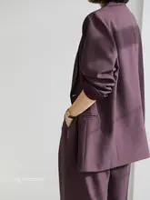 洗練された印象の女性用ジャケットとワイドパンツのコーディネート（セットアップ対応）
