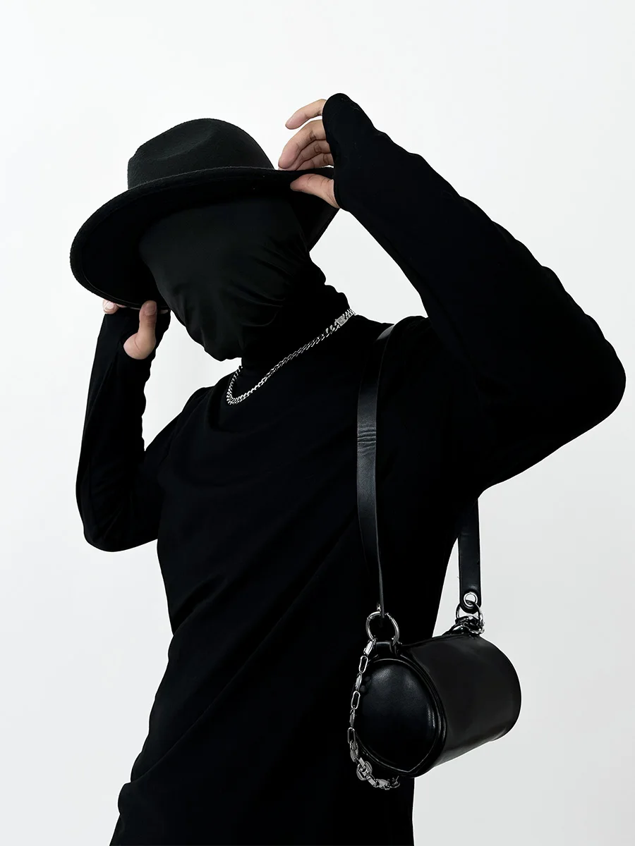 今流行ってるファッションで失敗しないハイネックTシャツは？