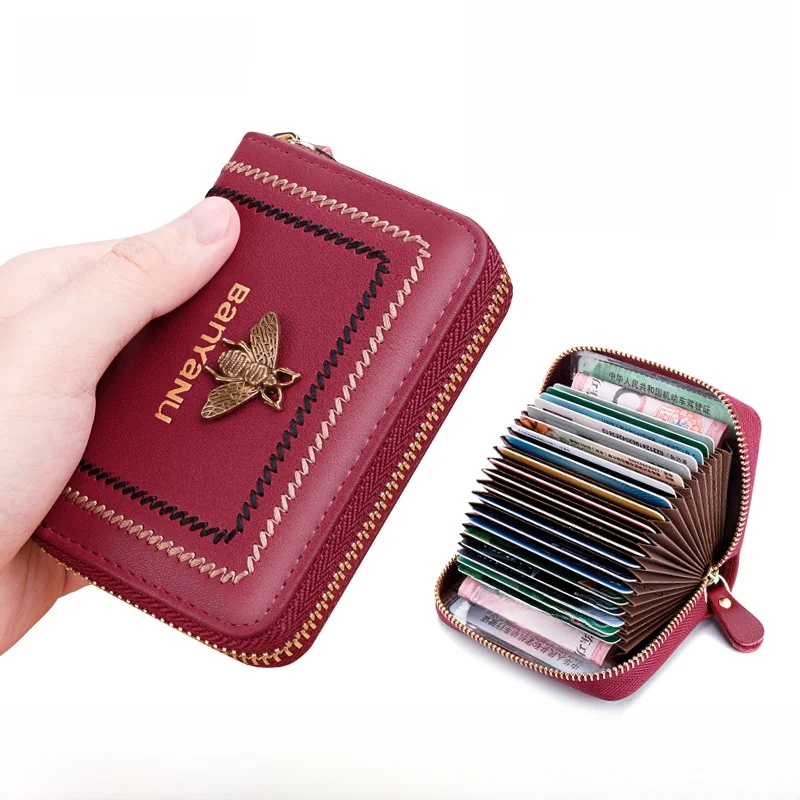レトロな一枚が通勤スタイルを救う！trifold walletと違いを知れば、どんなカードケースを選ぶべきか？