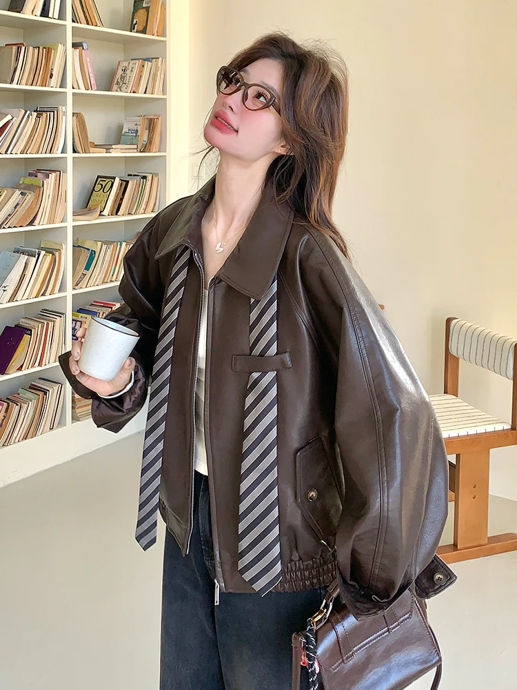 カフェブラウンのレザージャケット：美式風の女性向け日常着としての実用性と耐久性