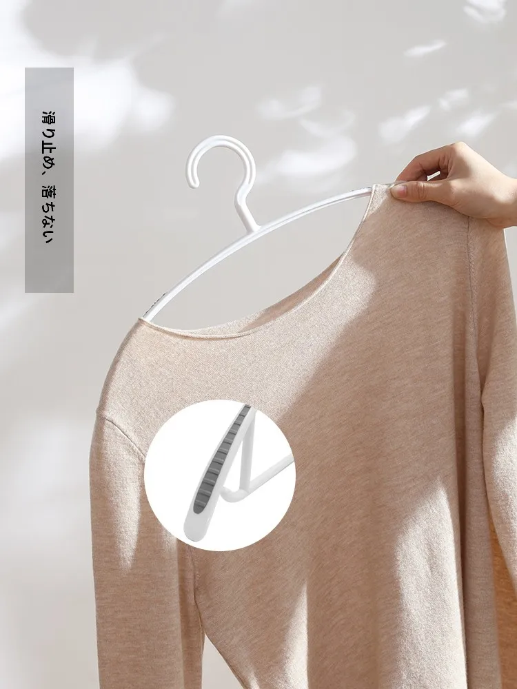 服をかけた収納で空間を救う方法は？越图の滑り止めハンガーが解決するリアルな悩み