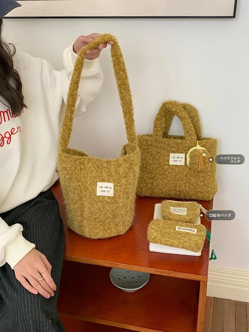 毛むくじゃらのバケットバッグはキャリーオンバッグとしての実用性をどう評価するか