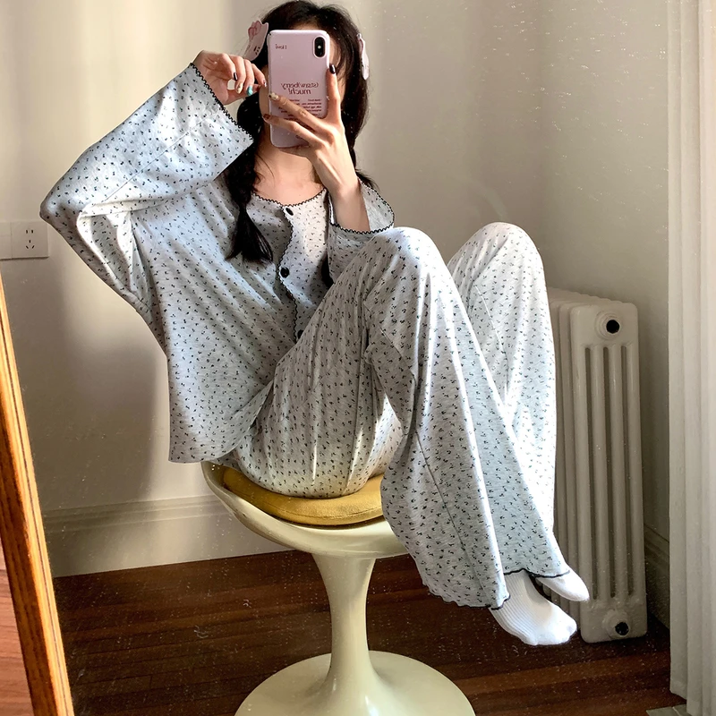 可愛い花柄ラウンドネックコットン長袖パジャマ【秋用・女性・ルームウェア】（セットアップ対応）