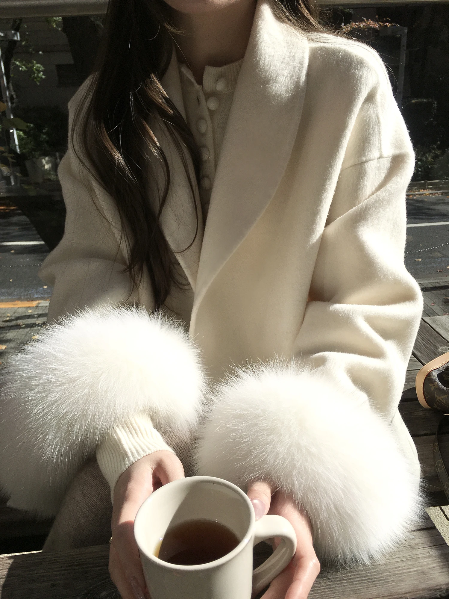 コートをいつまで着るべき？通勤女性が選ぶ「リバーシブルウールコート」の正しい着用時期とは