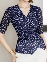 ブルーの短袖シャツ【女性用・ウエストマーク・Vネック・花柄】