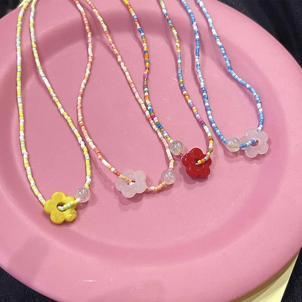 カラフルな笑顔ビーズネックレスの作り方：ハンドメイドデザインで簡単なネックレス作成ガイド