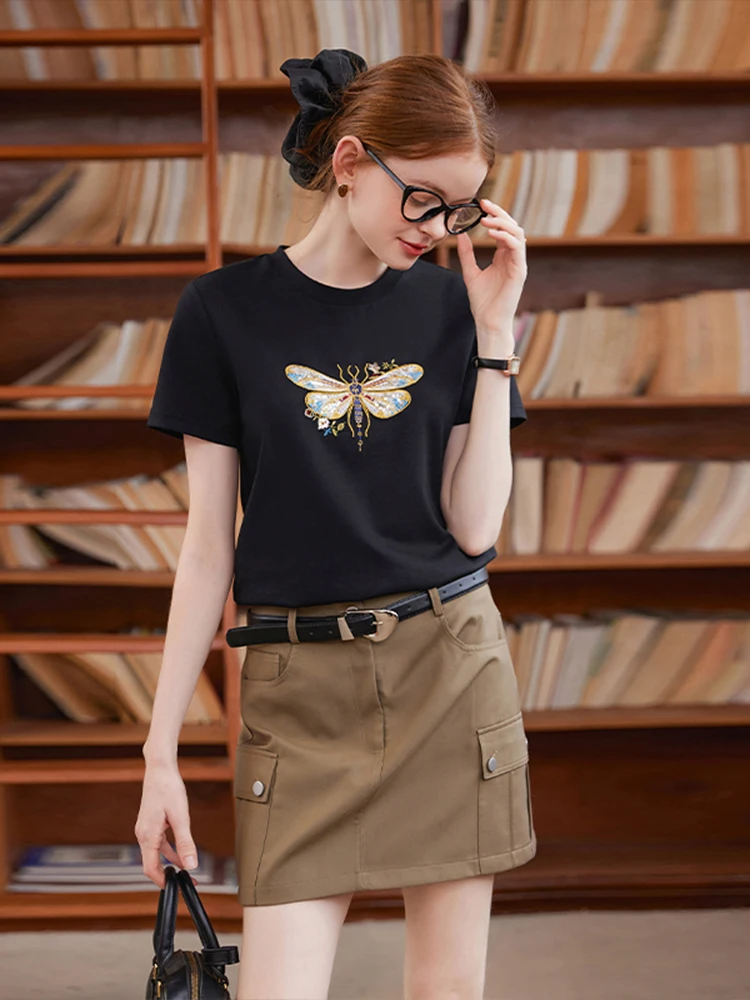 コントラスト刺繍ラウンドネックTシャツ：女性向けカジュアルスタイルの実用性とデザイン特性