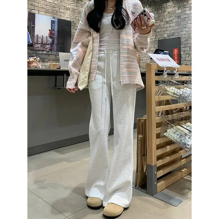 高腰白花柄グレーのマイルドフレアパンツ【ウエストゴム・スポーツカジュアル】（セットアップ対応）