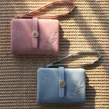 刺繍デザインの短財布【女性用・ハンドストラップ付き・多カードポケット・折りたたみ式】