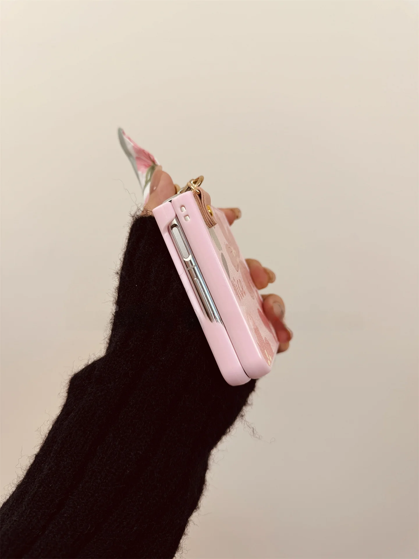 1500円のプレゼントとしておすすめのスマホケースは？フラワーデザインの手提げ型ケースが今、女性の心をつかんでいる