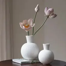 シンプルなストライプデザインの陶器製花瓶【ホワイト・インテリア装飾用・ドライフラワー対応】