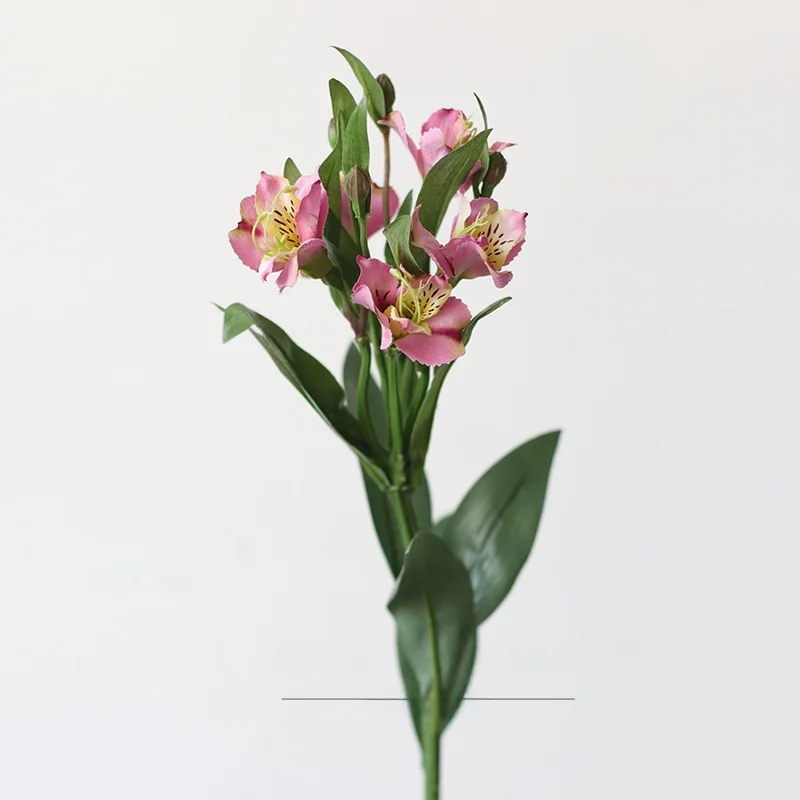 大きな花の造花：洋紅色の六初百合が提供するアンティーク風油絵デザインの空間演出